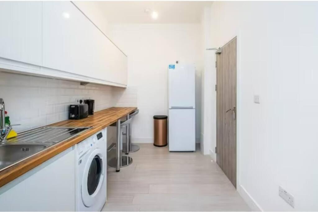 לונדון Boutique Modern Hotel Room For Two Near Tube And Bus Stations מראה חיצוני תמונה